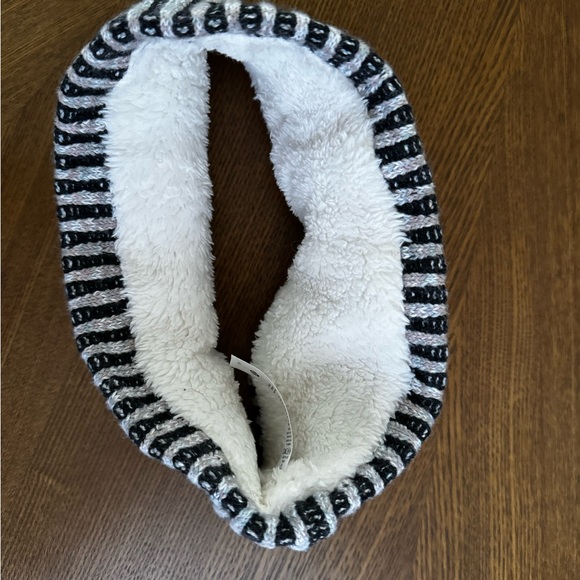 Lululemon Textured Fleece-lined knit ear warmer - Picture 3 of 6